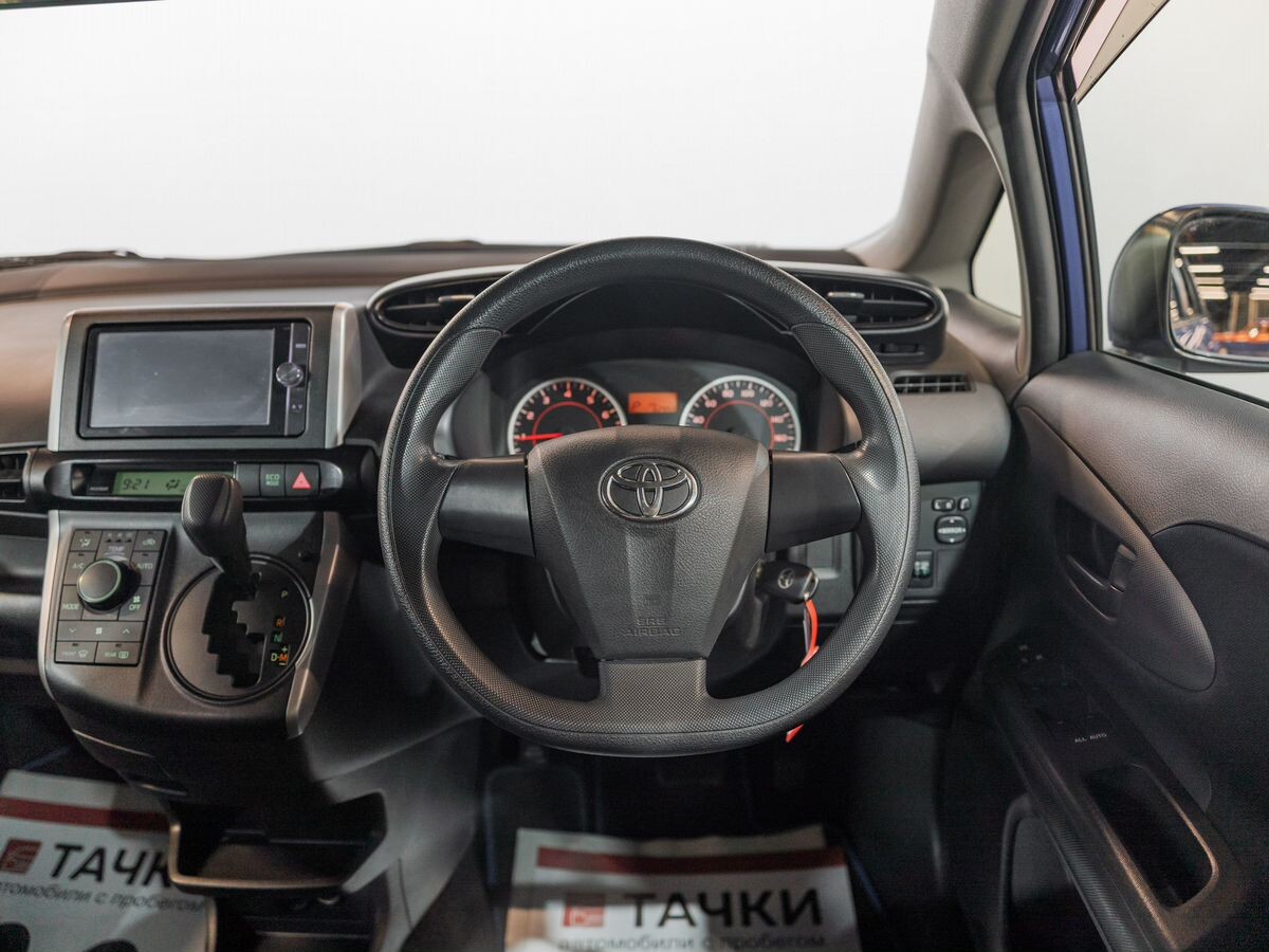 Toyota Wish 2012 - фото автомобиля