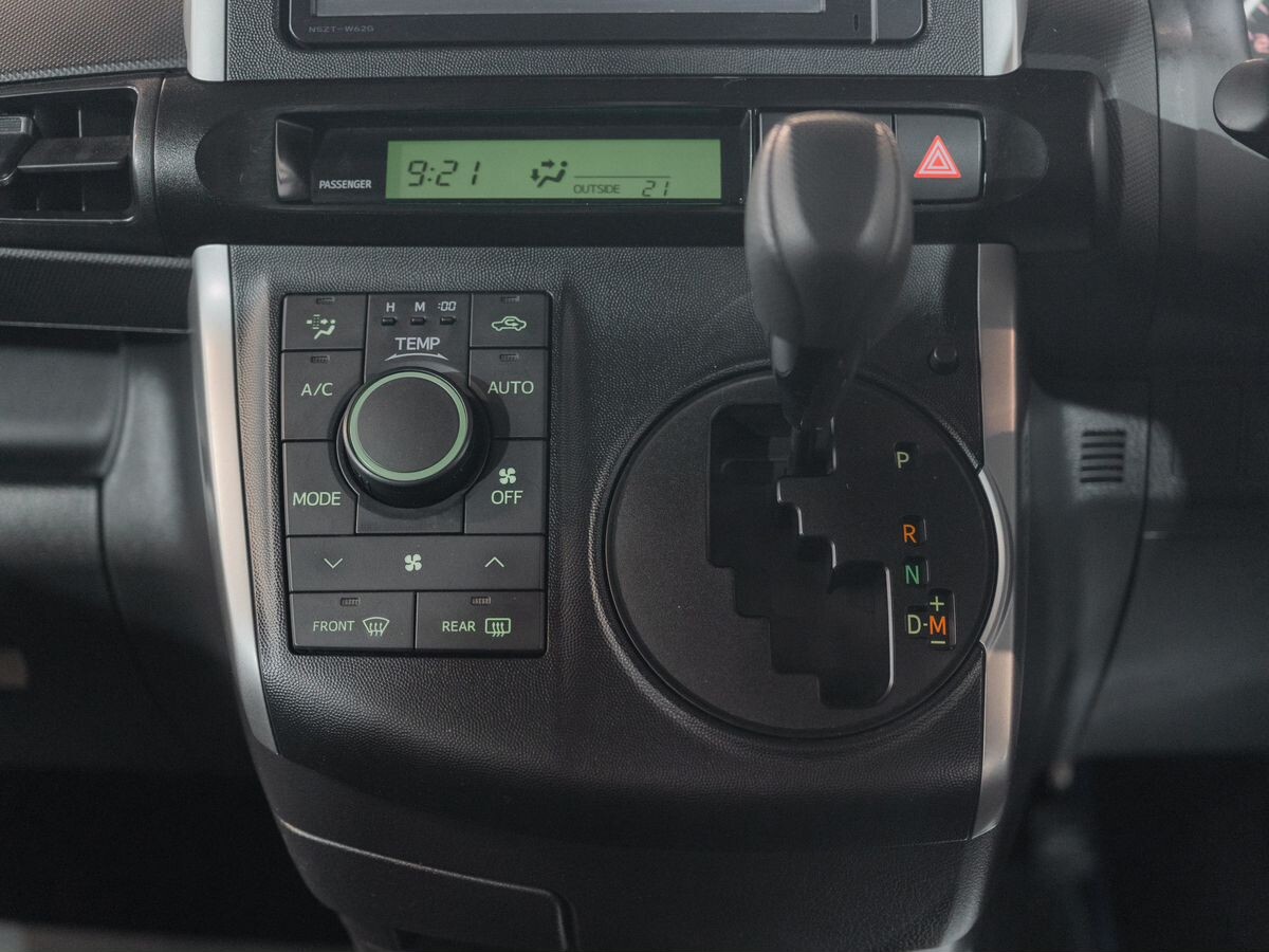 Toyota Wish 2012 - фото автомобиля