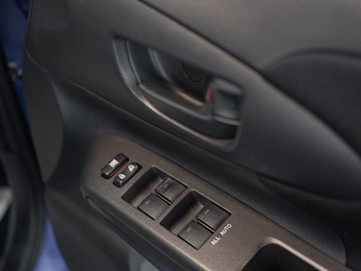 Toyota Wish 2012 - фото автомобиля