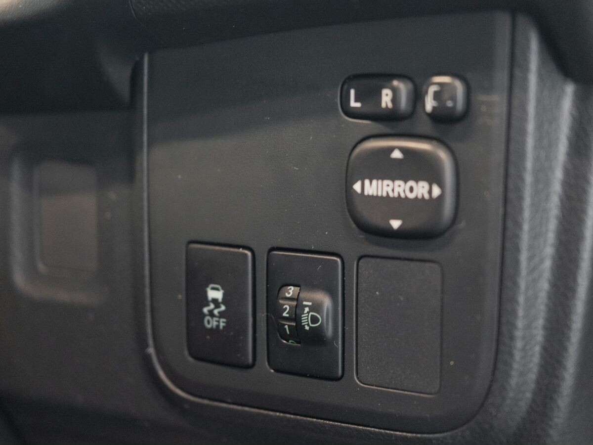 Toyota Wish 2012 - фото автомобиля