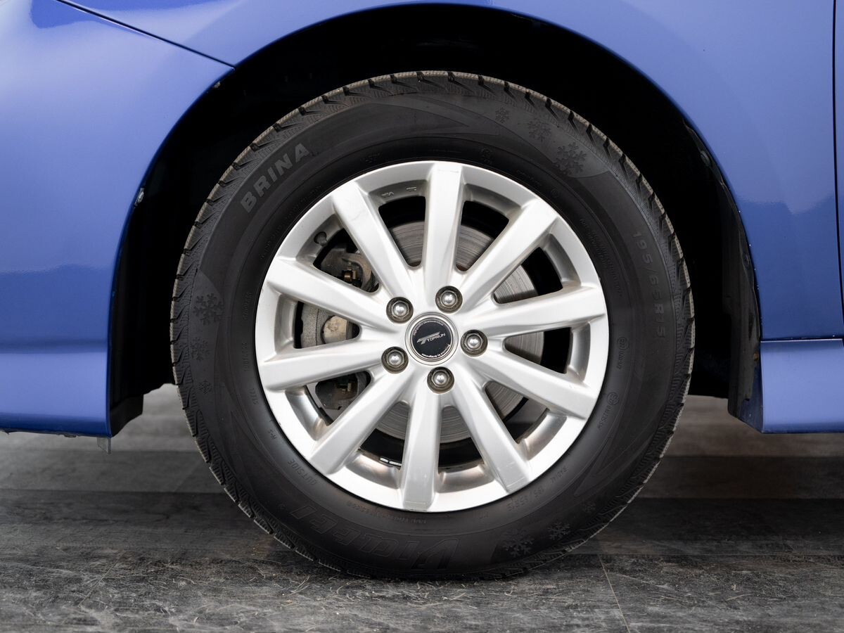 Toyota Wish 2012 - фото автомобиля