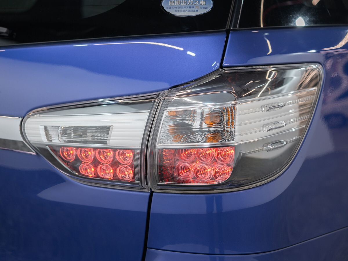 Toyota Wish 2012 - фото автомобиля