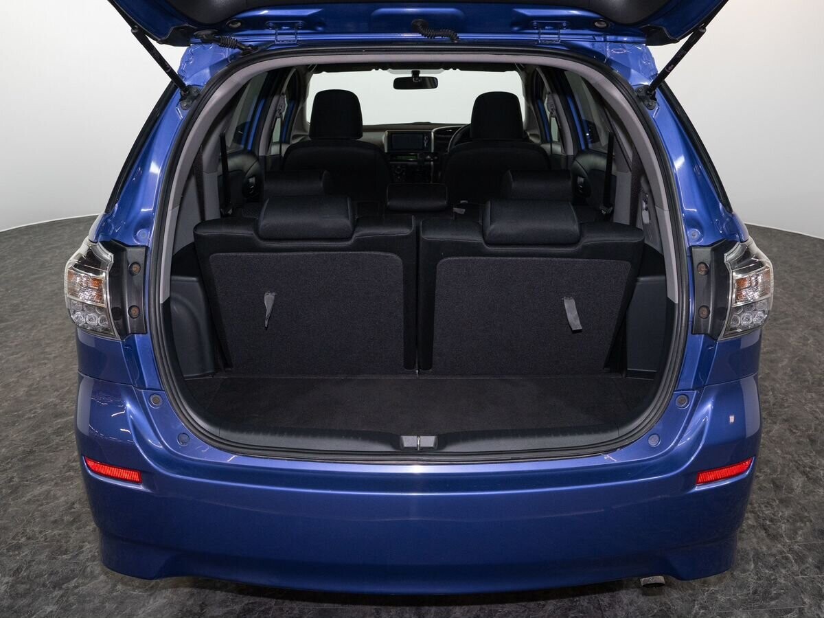 Toyota Wish 2012 - фото автомобиля