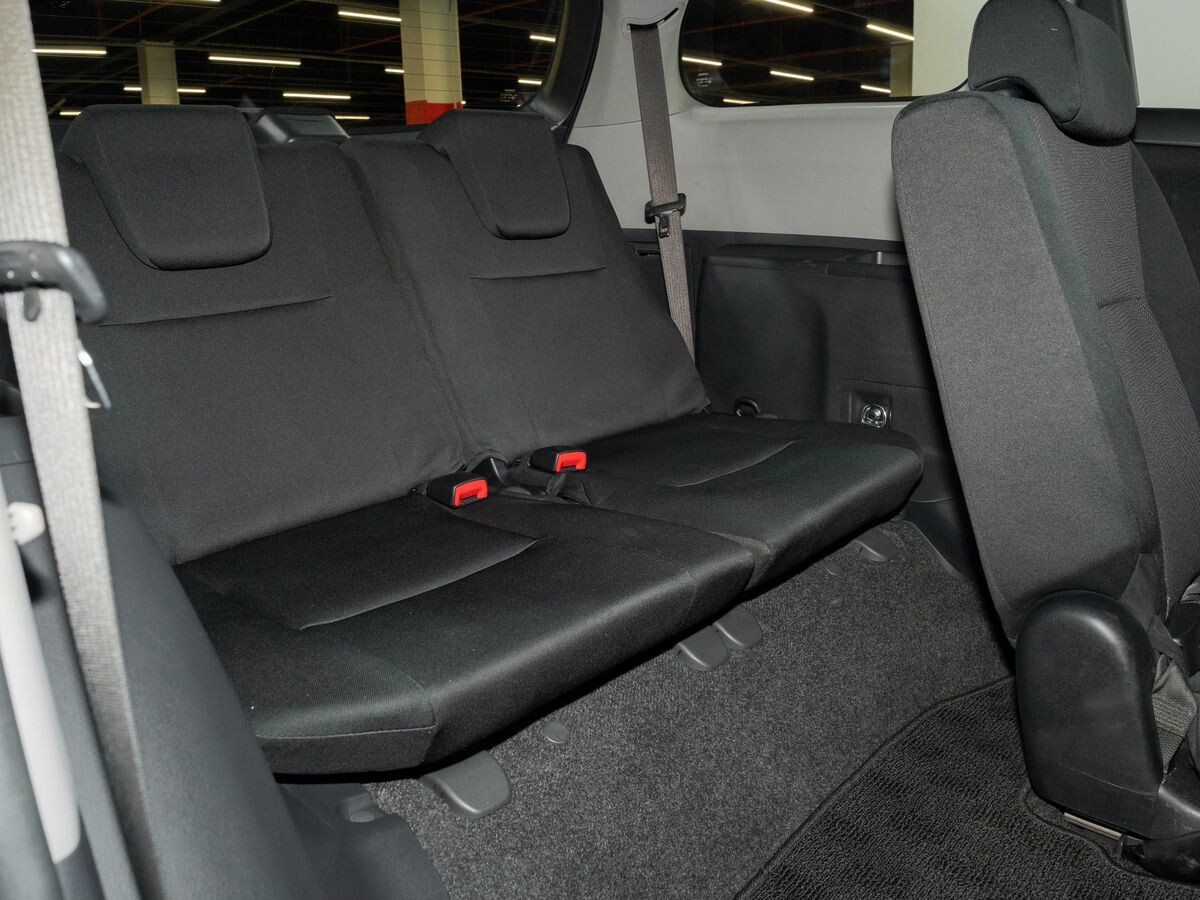 Toyota Wish 2012 - фото автомобиля