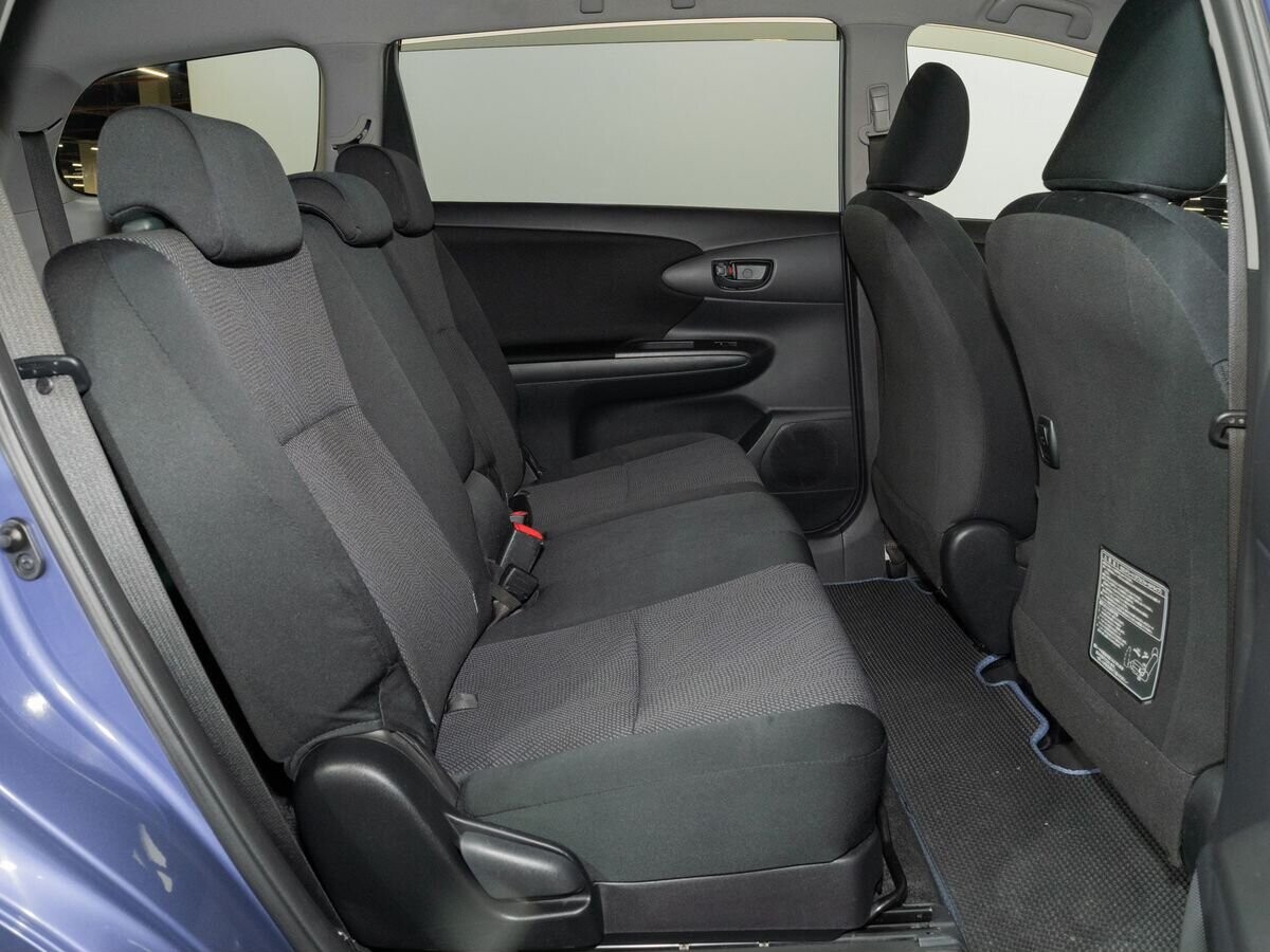 Toyota Wish 2012 - фото автомобиля
