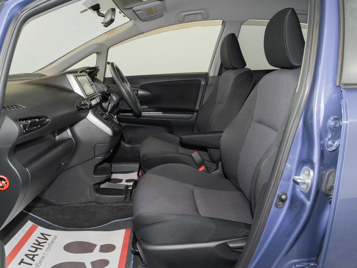Toyota Wish 2012 - фото автомобиля