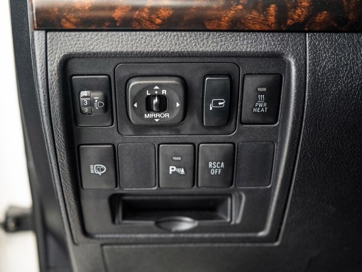 Toyota Land Cruiser 2011 - фото автомобиля