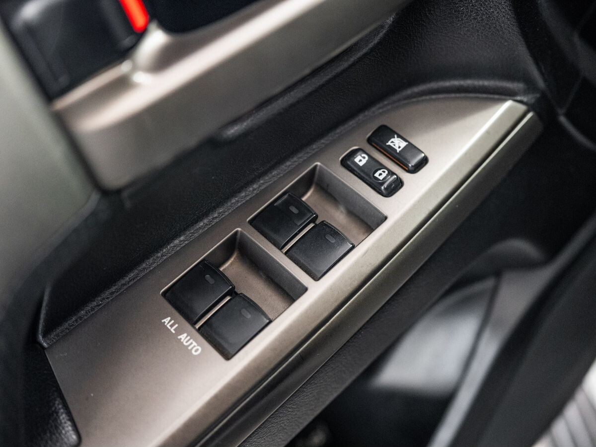 Toyota Land Cruiser 2011 - фото автомобиля