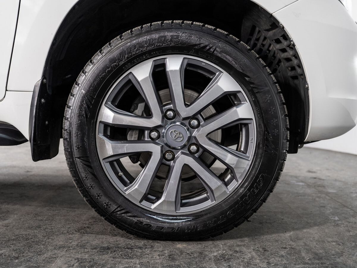 Toyota Land Cruiser 2011 - фото автомобиля