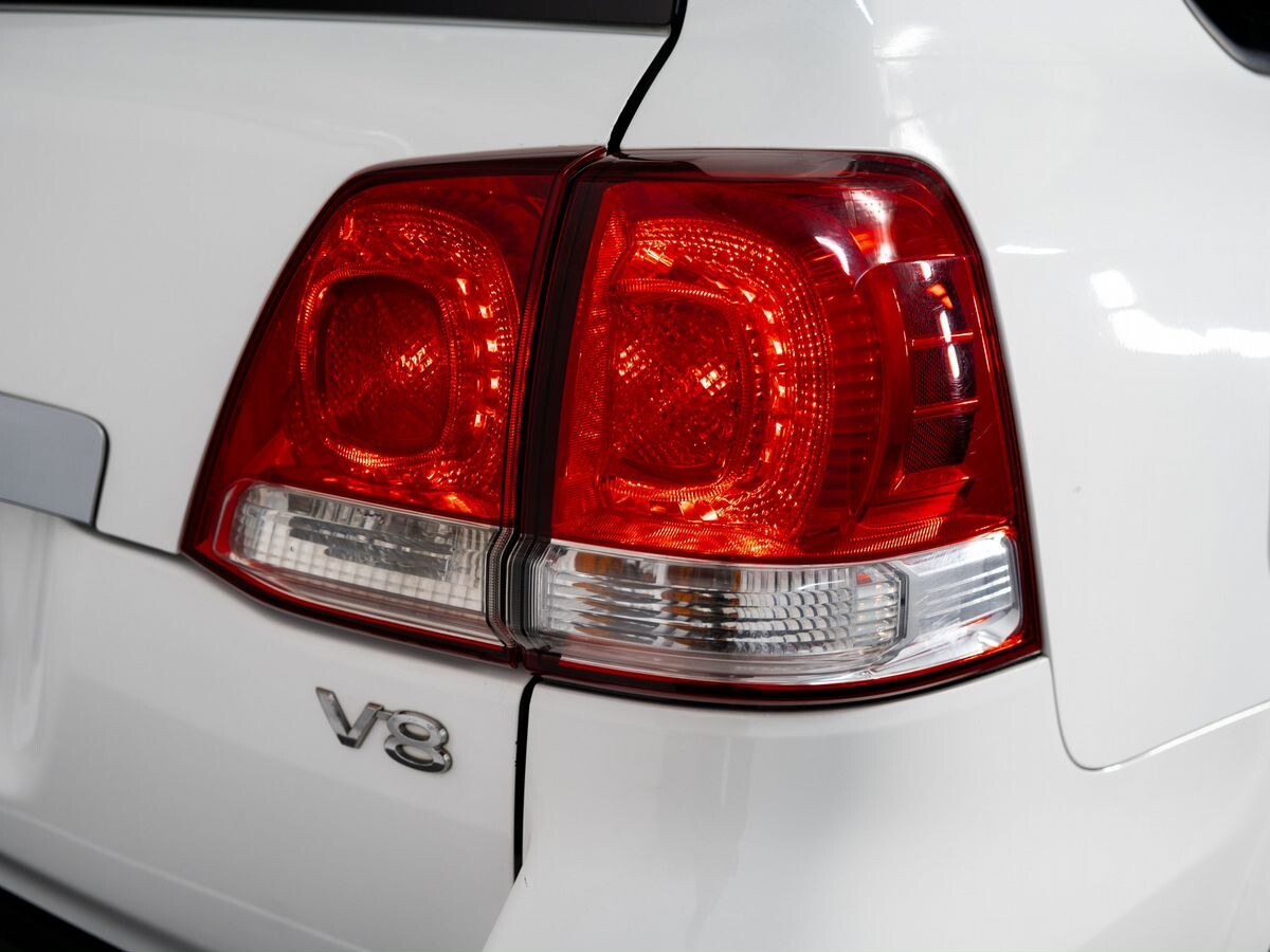 Toyota Land Cruiser 2011 - фото автомобиля