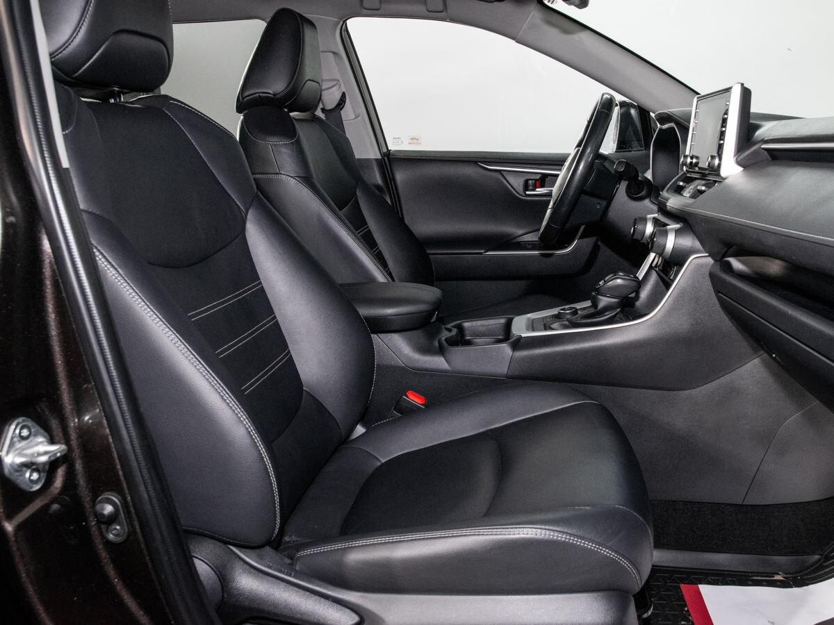 Toyota RAV4 2021 - фото автомобиля