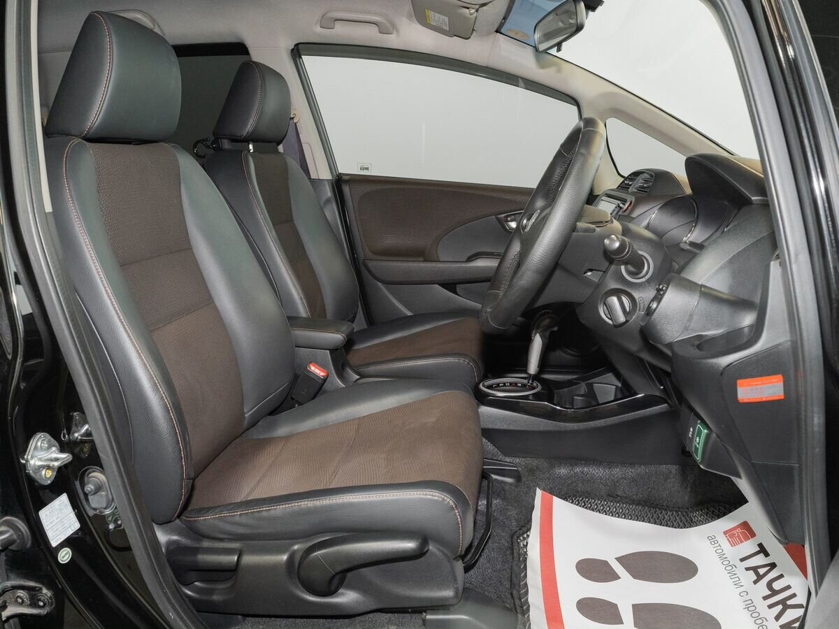 Honda Fit Shuttle 2011 - фото автомобиля