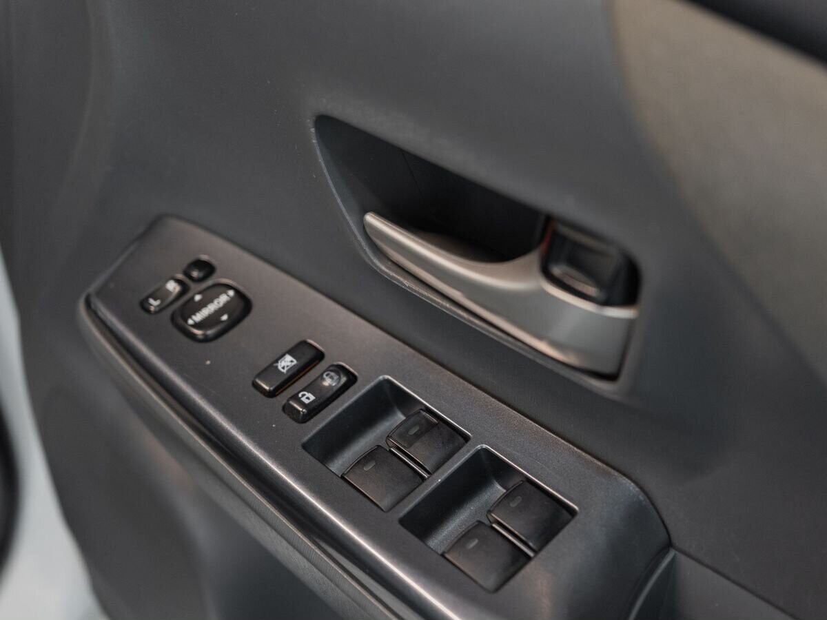 Toyota Prius Alpha 2013 - фото автомобиля