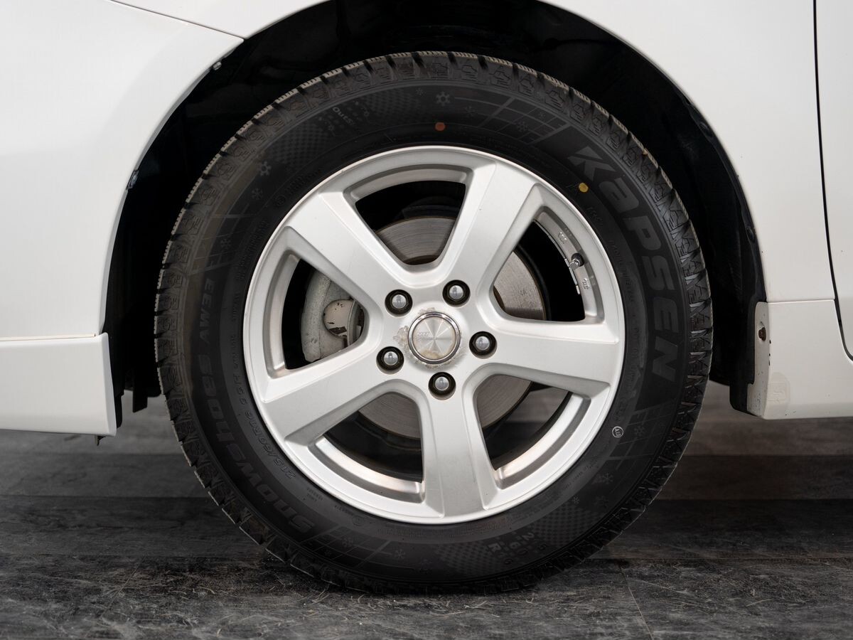 Toyota Prius Alpha 2013 - фото автомобиля