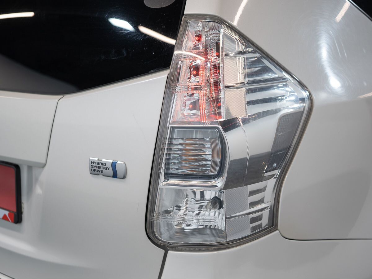 Toyota Prius Alpha 2013 - фото автомобиля