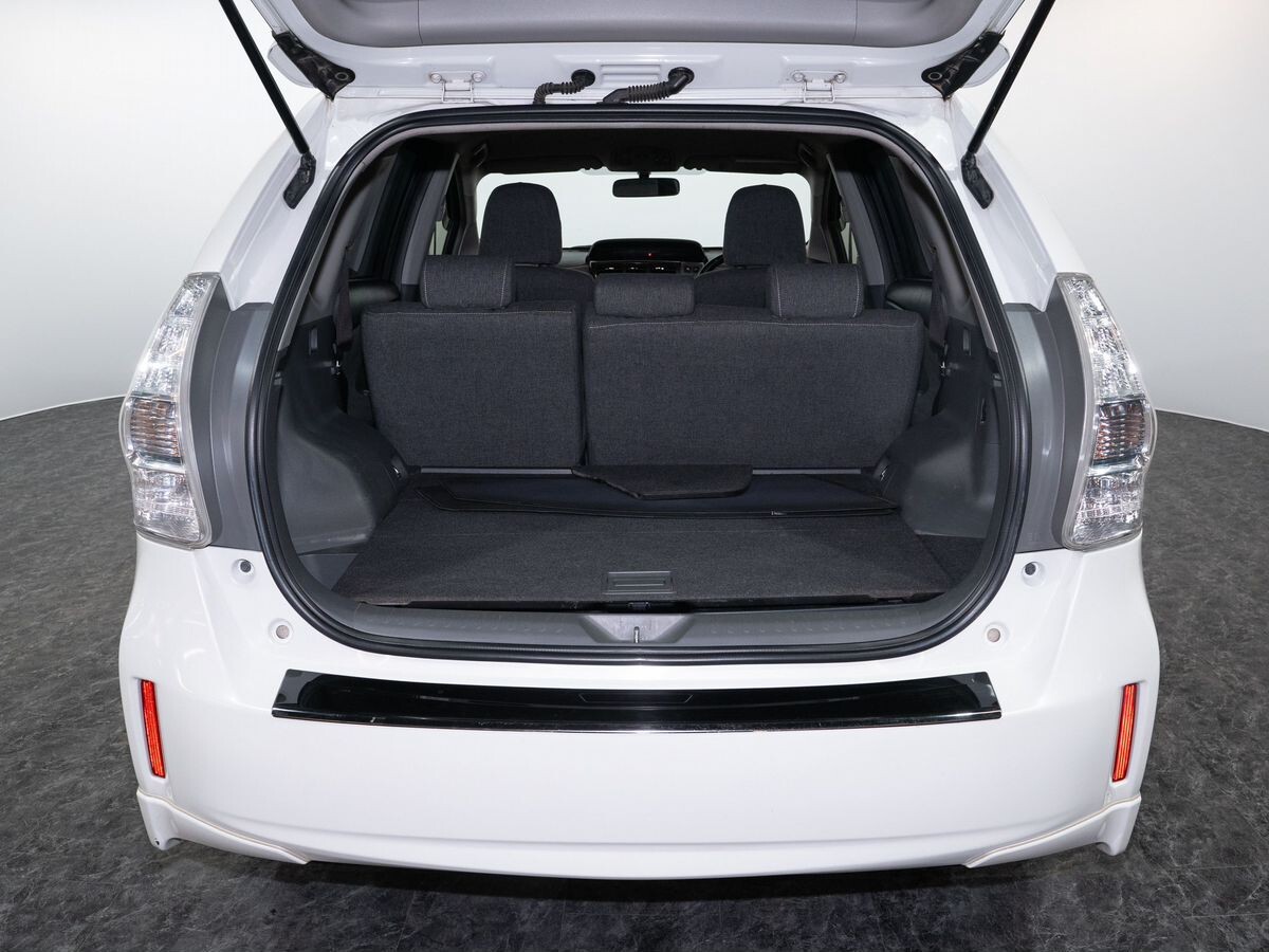 Toyota Prius Alpha 2013 - фото автомобиля