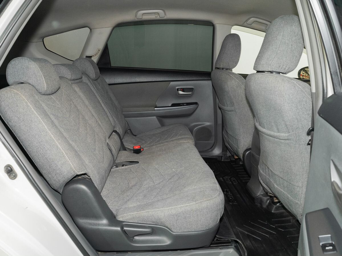 Toyota Prius Alpha 2013 - фото автомобиля