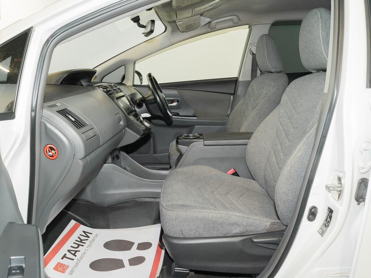 Toyota Prius Alpha 2013 - фото автомобиля