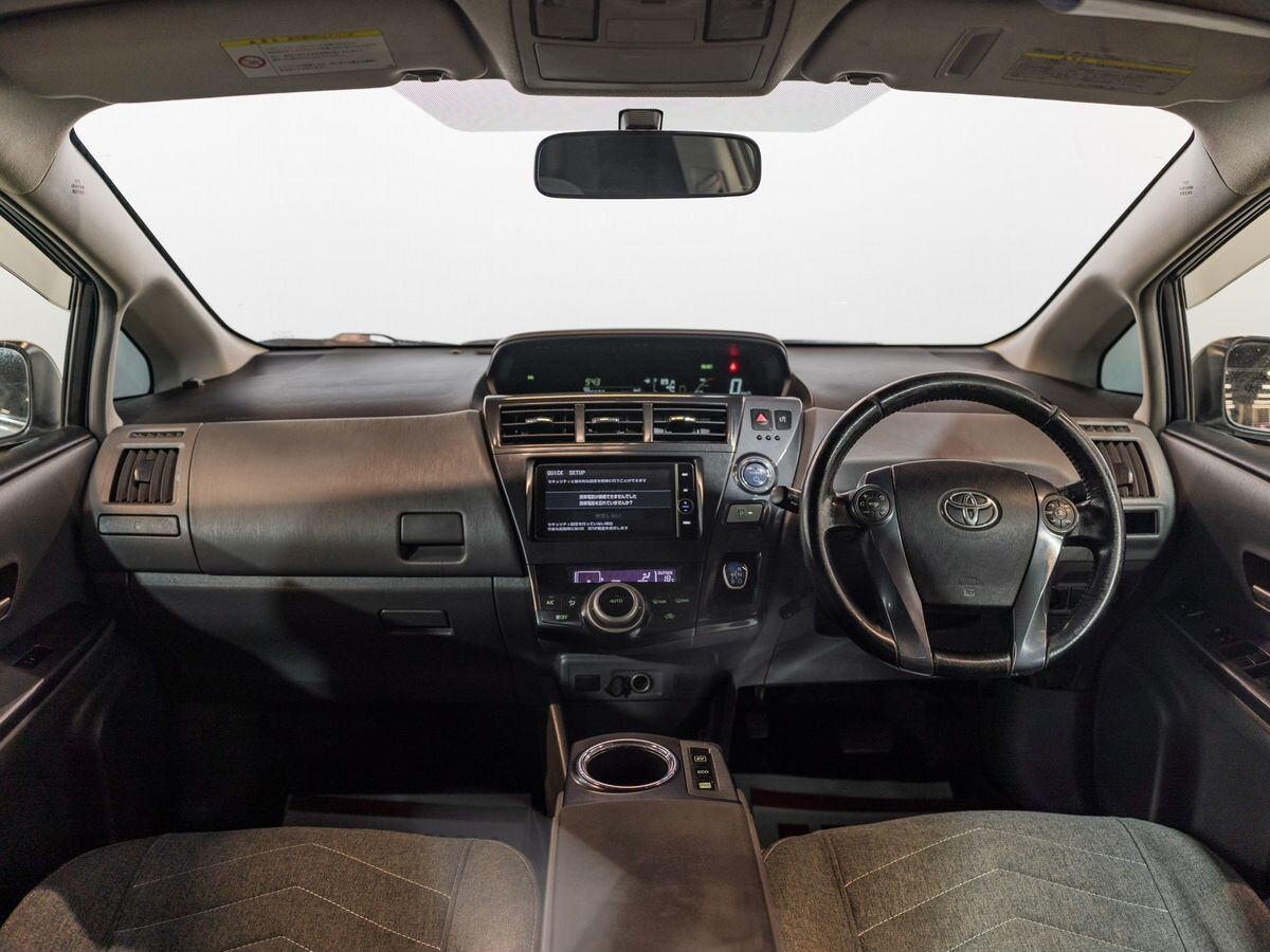 Toyota Prius Alpha 2013 - фото автомобиля