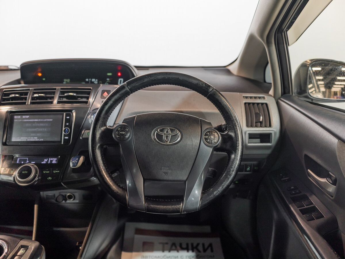 Toyota Prius Alpha 2013 - фото автомобиля