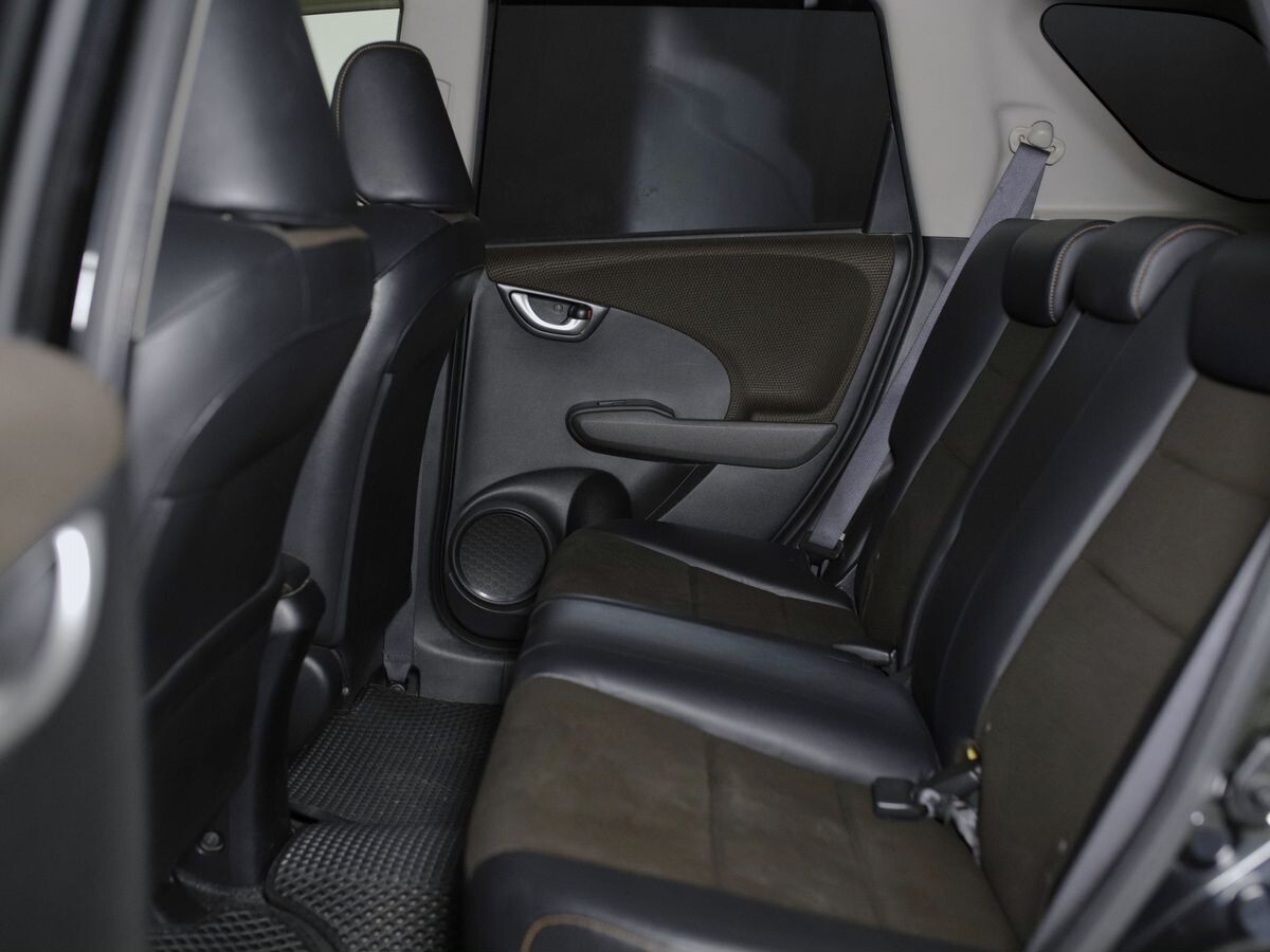 Honda Fit Shuttle 2012 - фото автомобиля