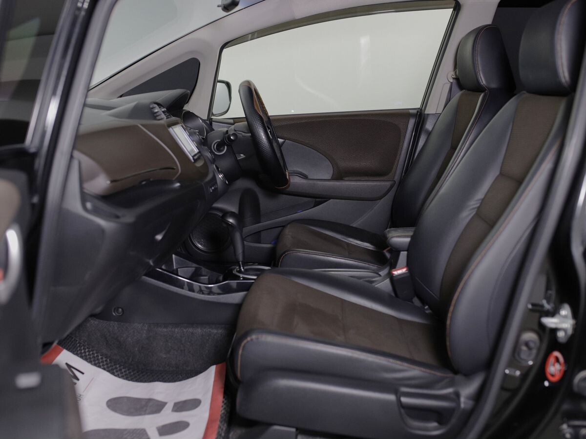 Honda Fit Shuttle 2012 - фото автомобиля