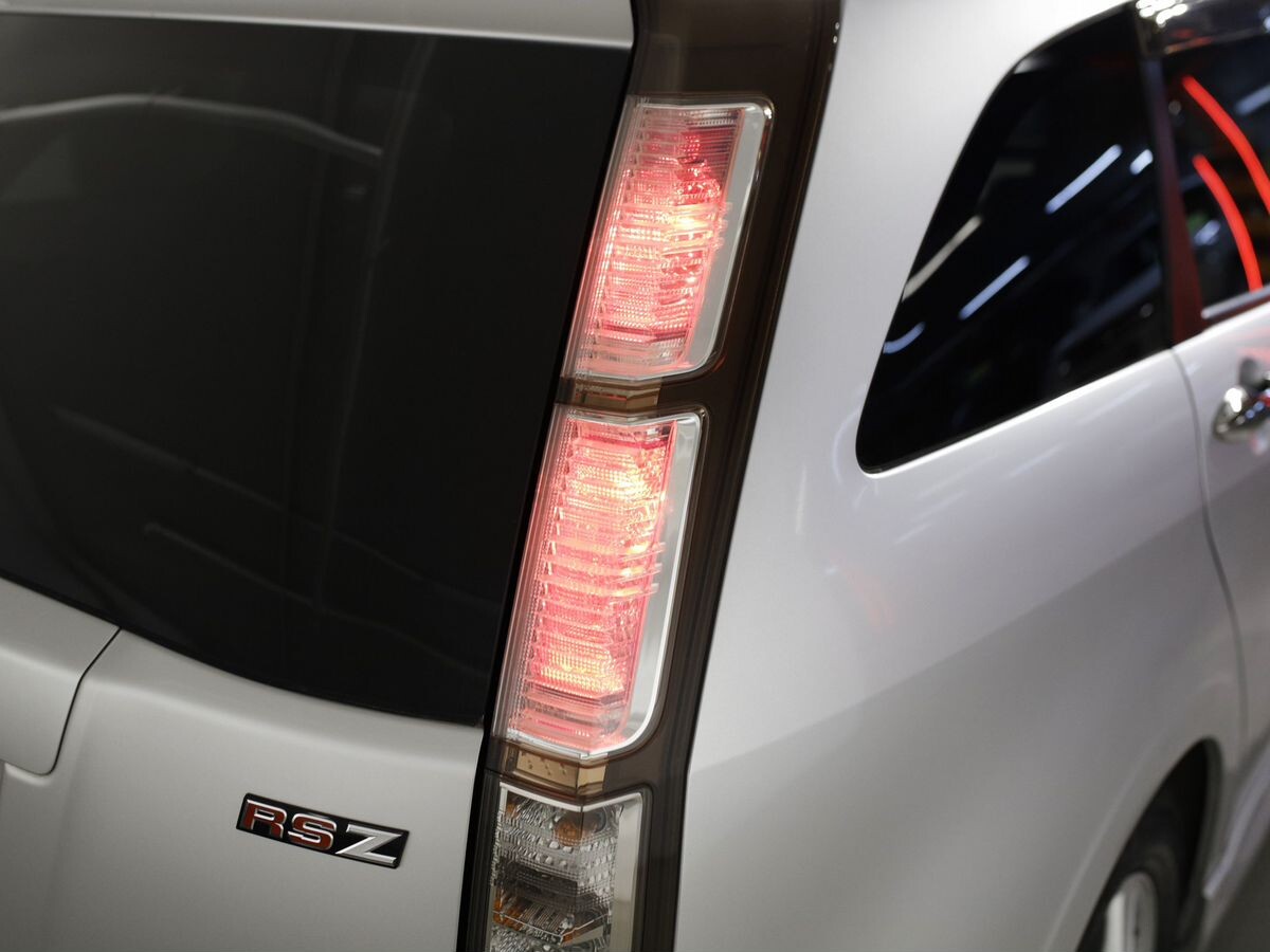 Honda Stream 2011 - фото автомобиля