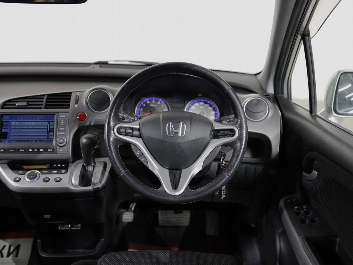 Honda Stream 2011 - фото автомобиля