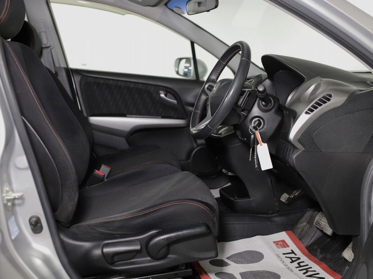 Honda Stream 2011 - фото автомобиля