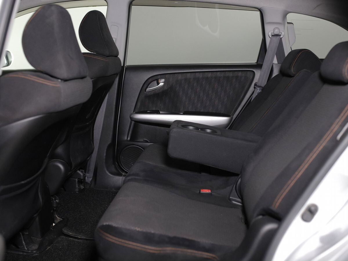 Honda Stream 2011 - фото автомобиля