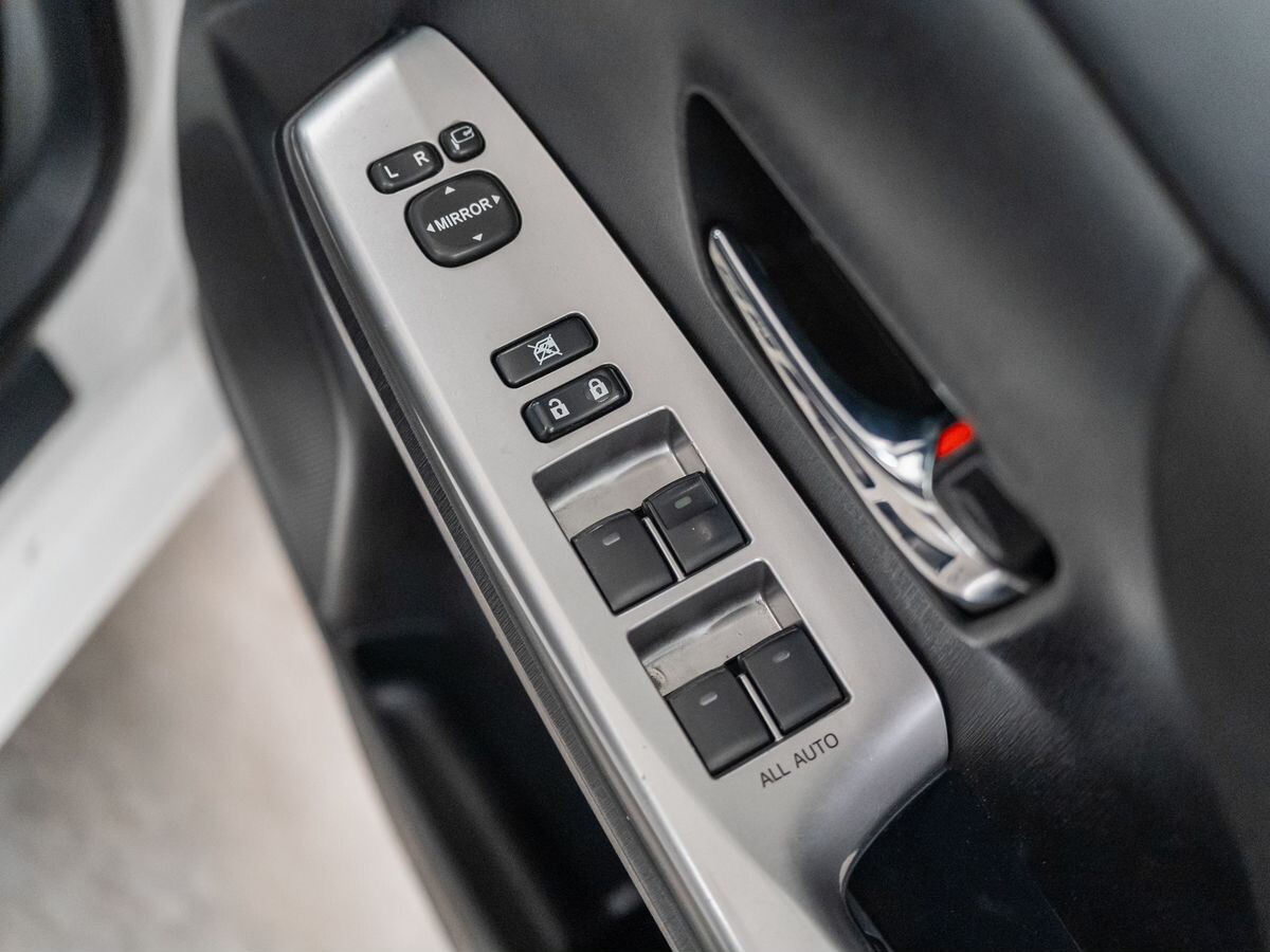 Toyota Prius Alpha 2016 - фото автомобиля