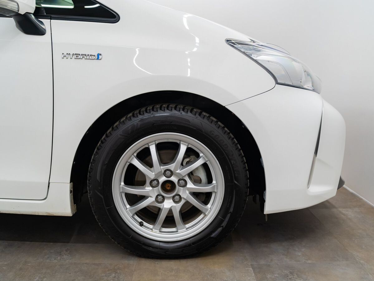 Toyota Prius Alpha 2016 - фото автомобиля