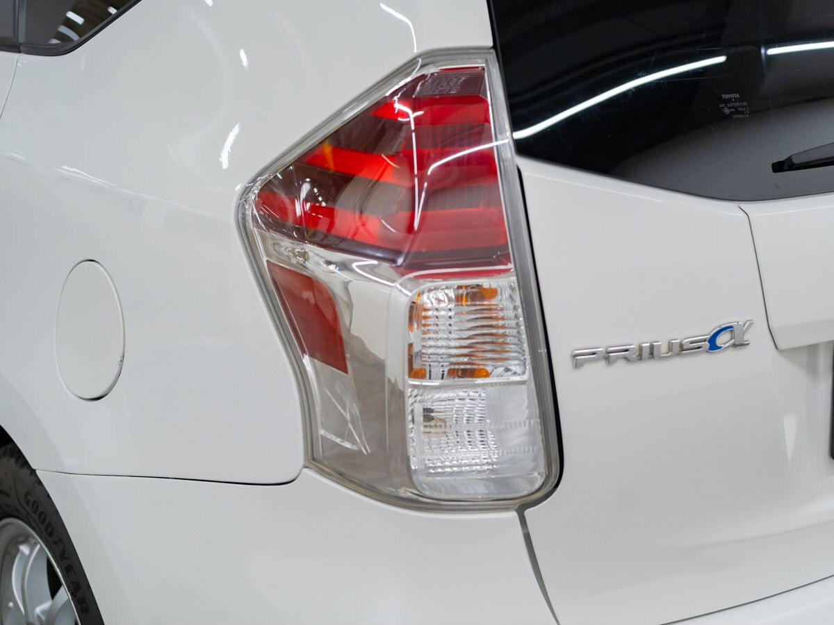 Toyota Prius Alpha 2016 - фото автомобиля