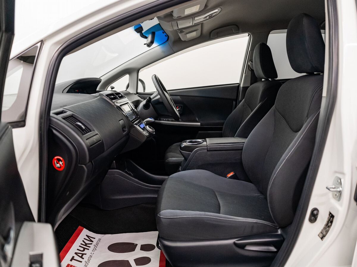 Toyota Prius Alpha 2016 - фото автомобиля