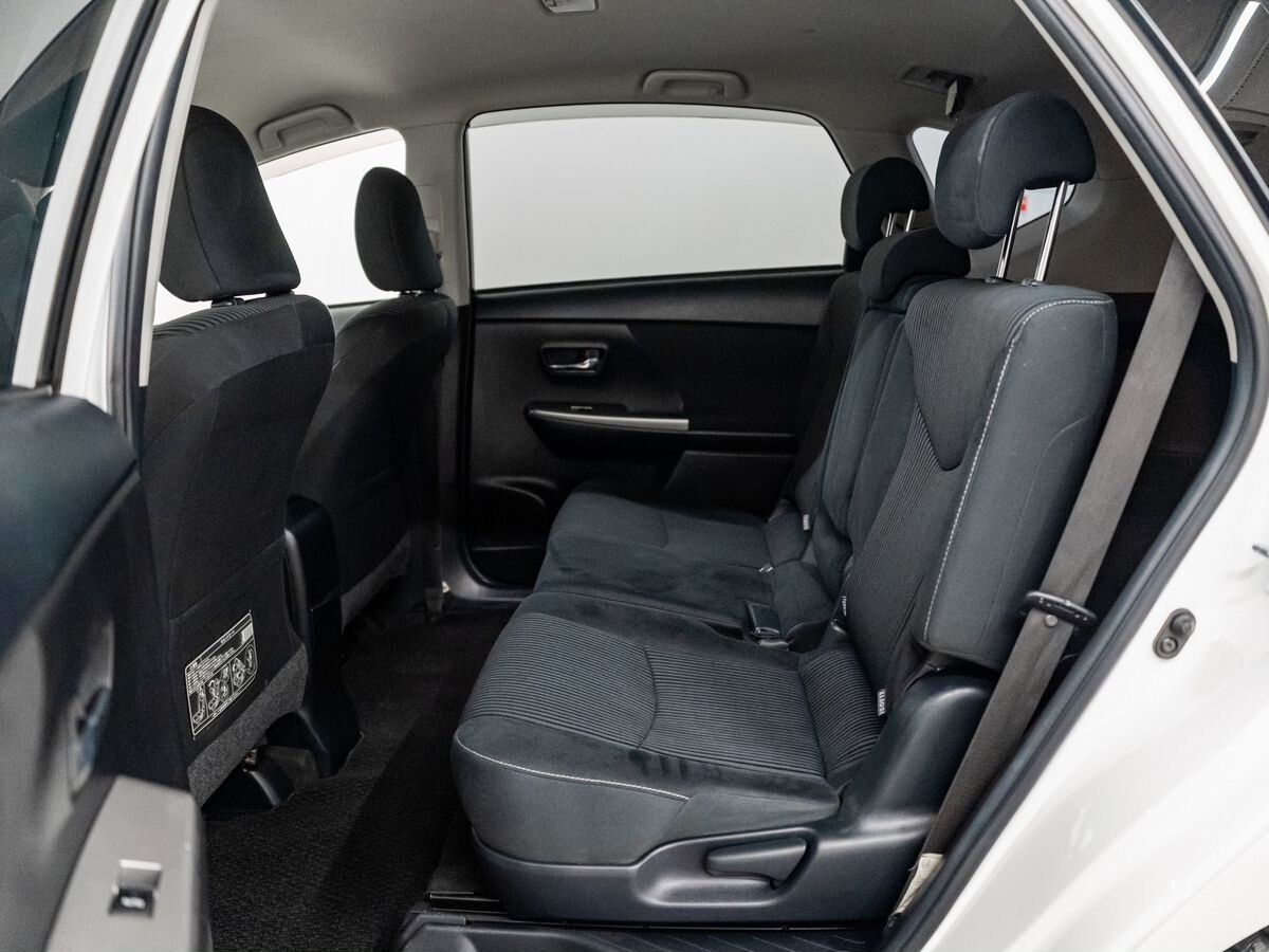 Toyota Prius Alpha 2016 - фото автомобиля