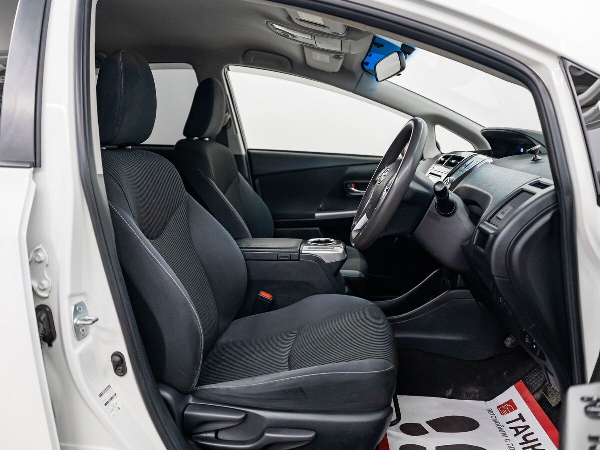 Toyota Prius Alpha 2016 - фото автомобиля