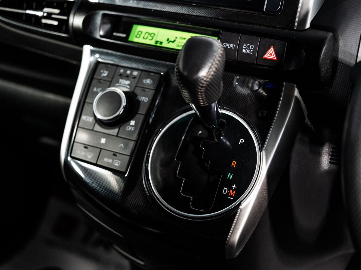 Toyota Wish 2014 - фото автомобиля