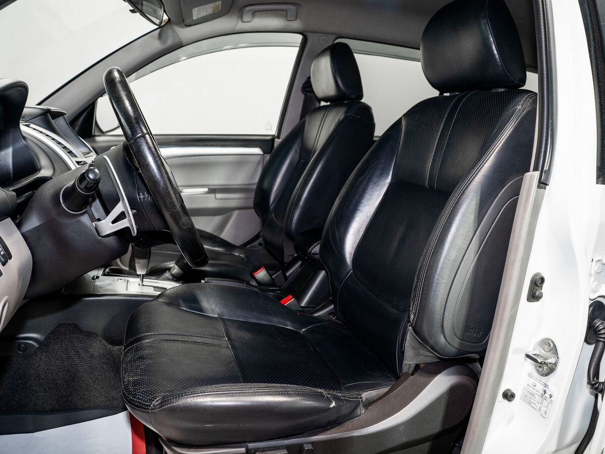 Mitsubishi Pajero Sport 2013 - фото автомобиля