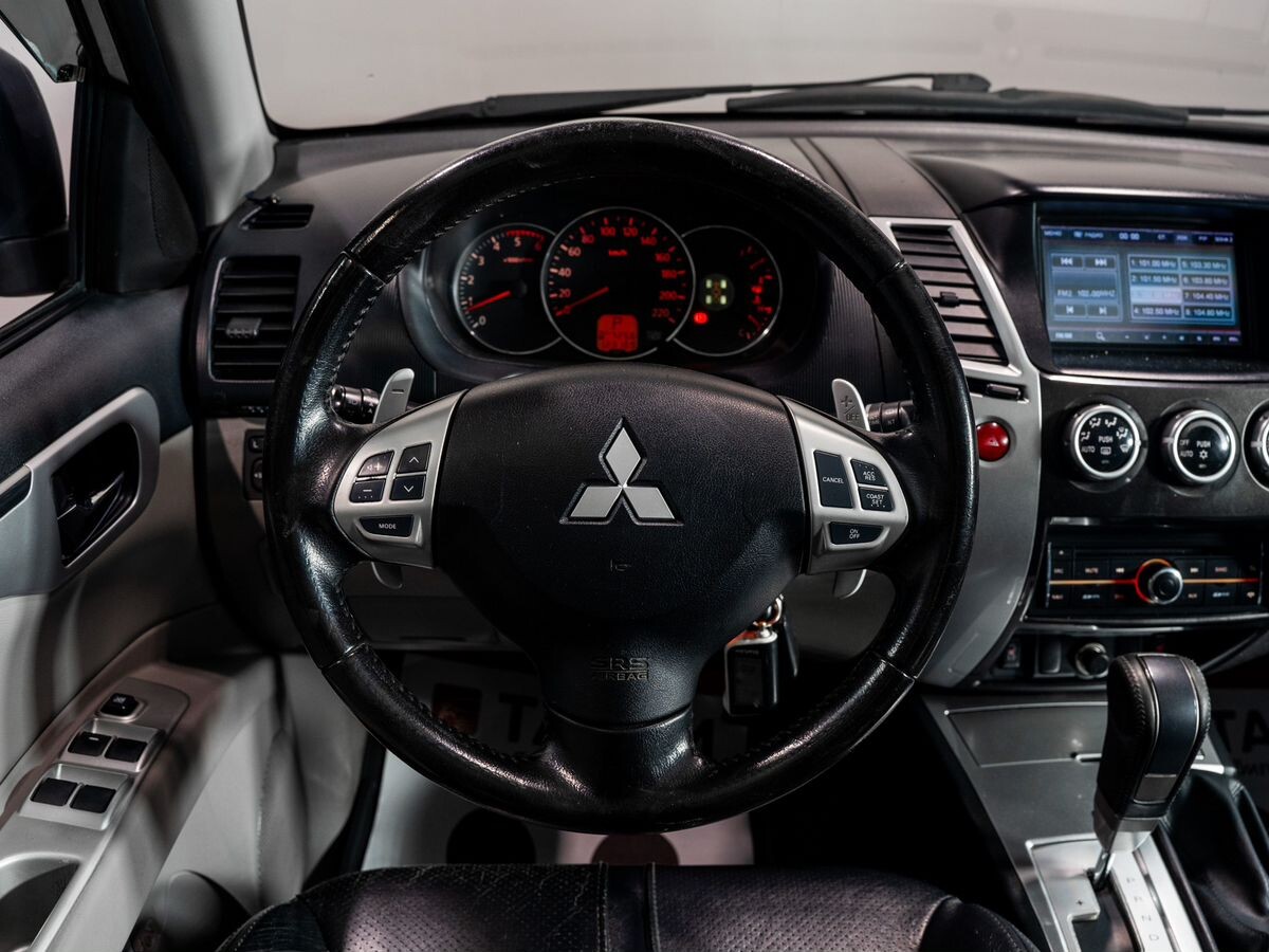 Mitsubishi Pajero Sport 2013 - фото автомобиля