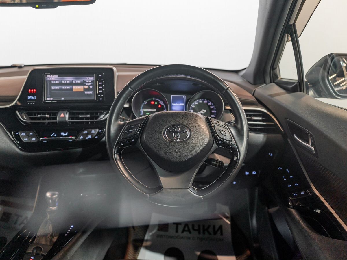 Toyota C-HR 2017 - фото автомобиля