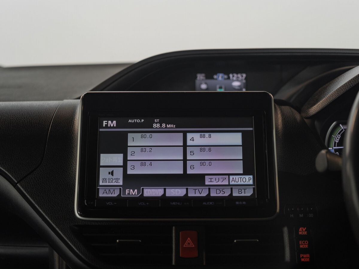 Toyota Voxy 2014 - фото автомобиля