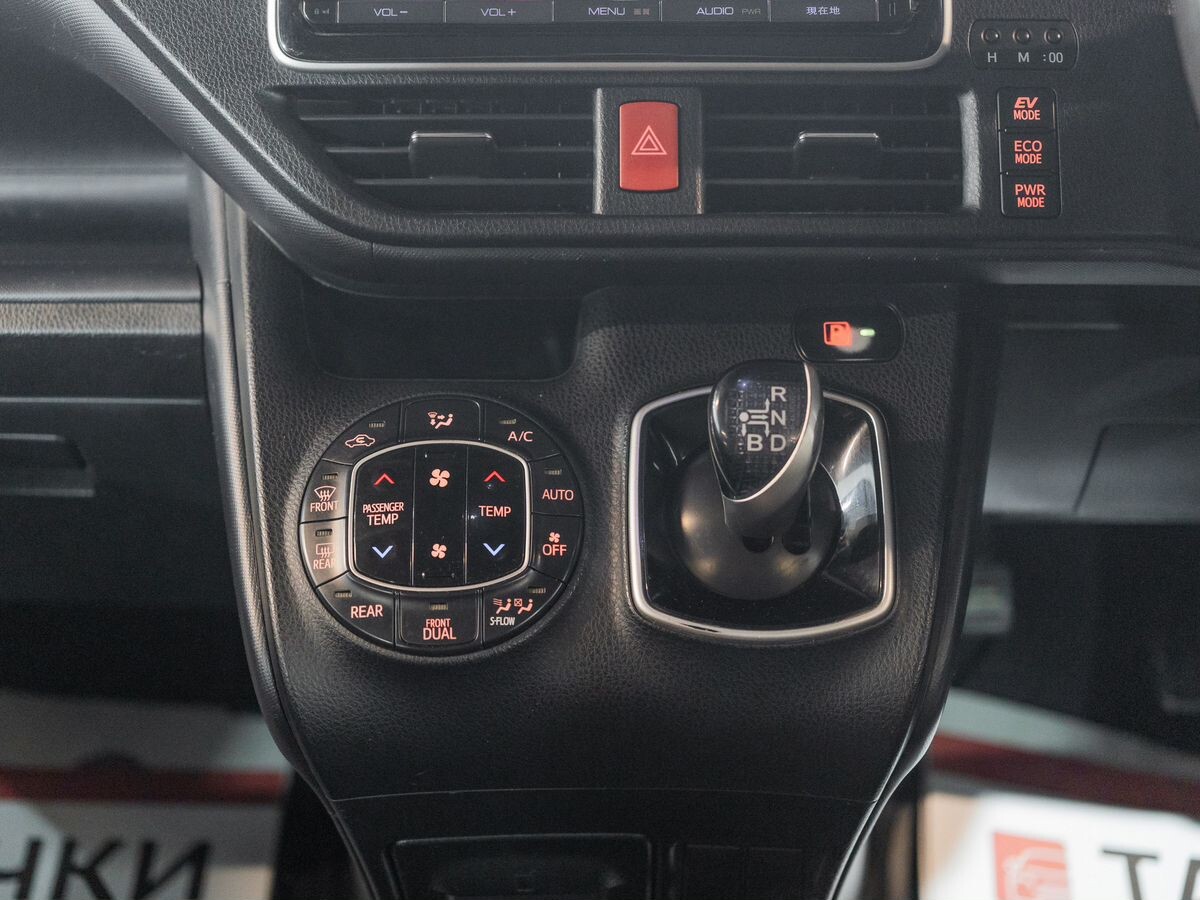 Toyota Voxy 2014 - фото автомобиля