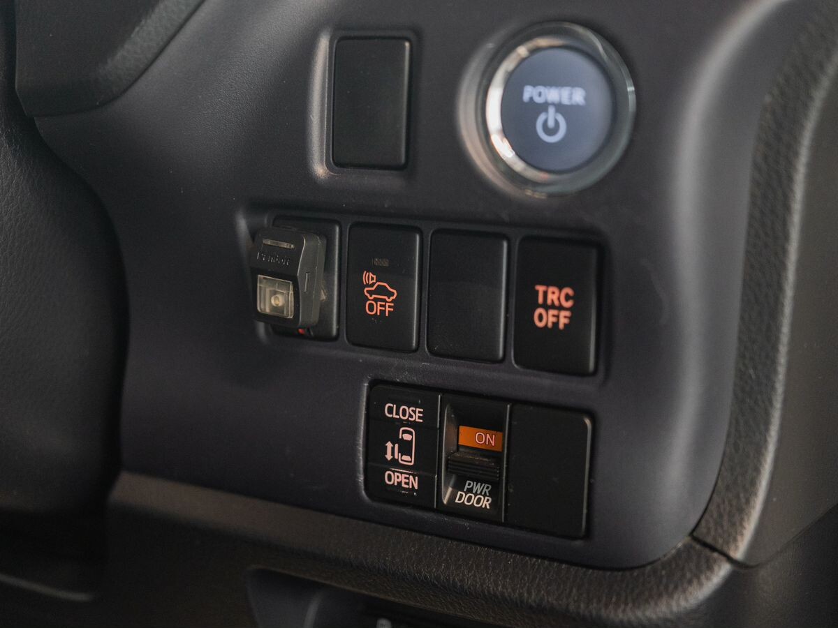 Toyota Voxy 2014 - фото автомобиля