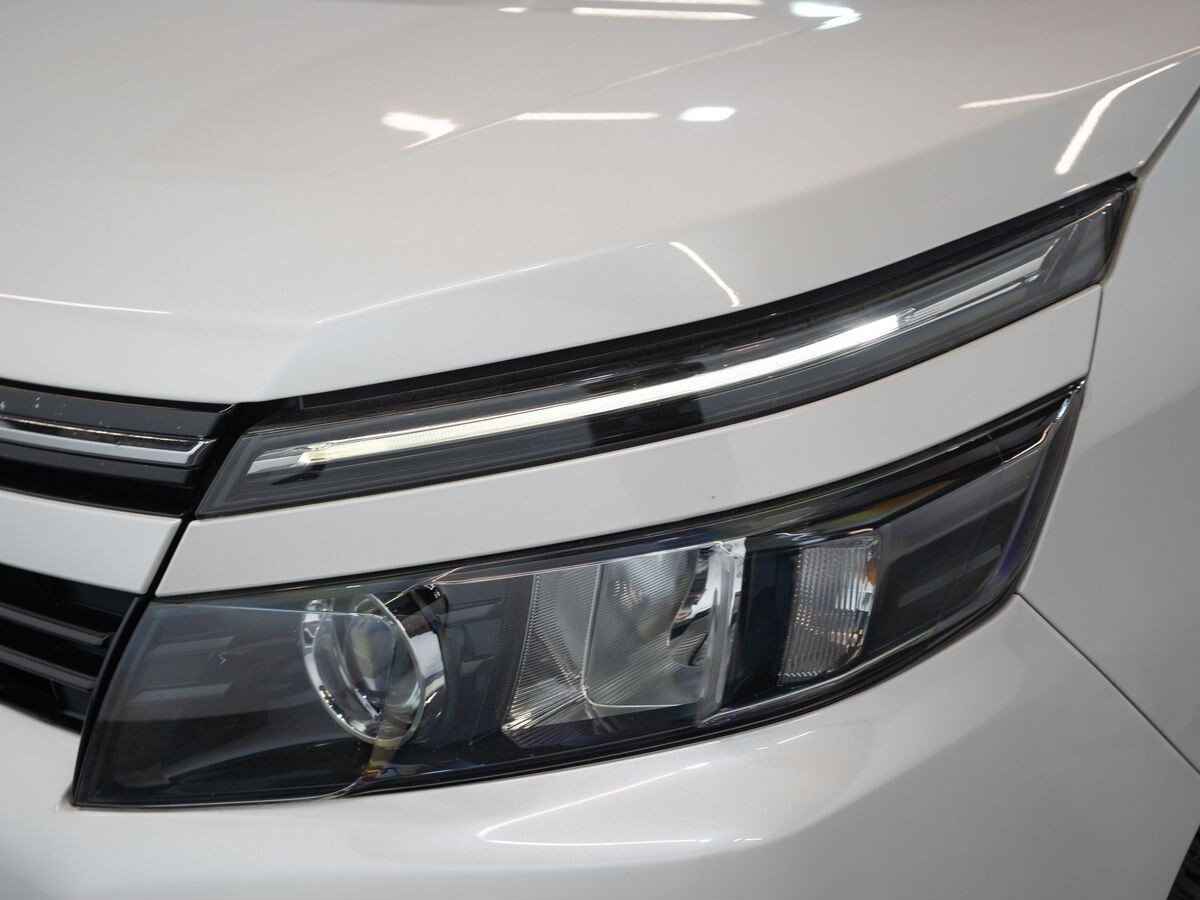 Toyota Voxy 2014 - фото автомобиля