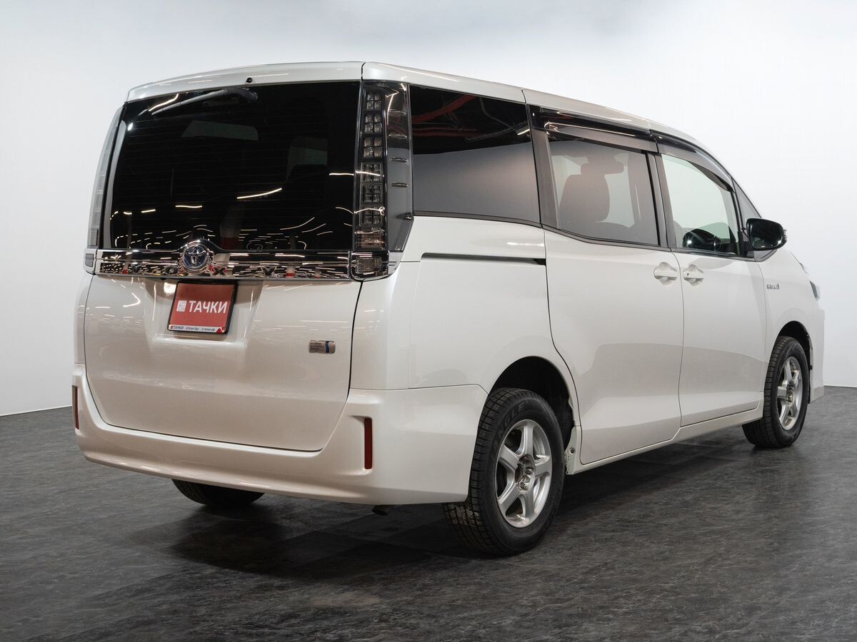 Toyota Voxy 2014 - фото автомобиля