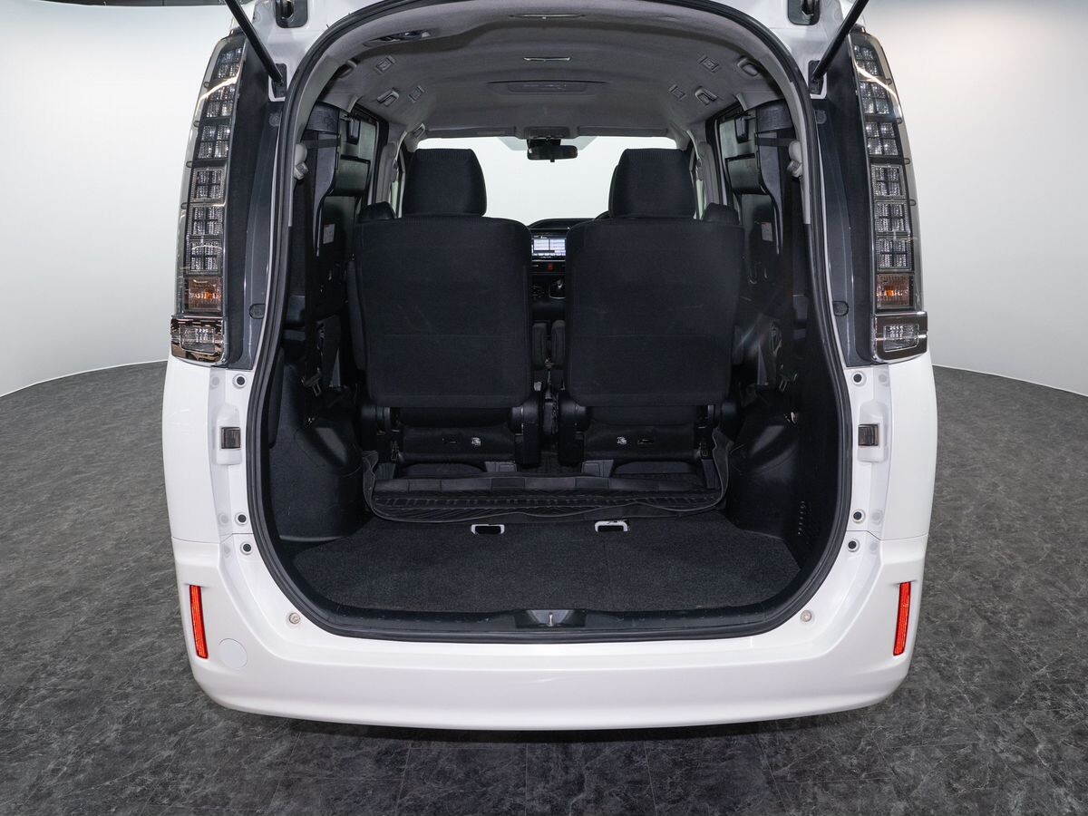 Toyota Voxy 2014 - фото автомобиля