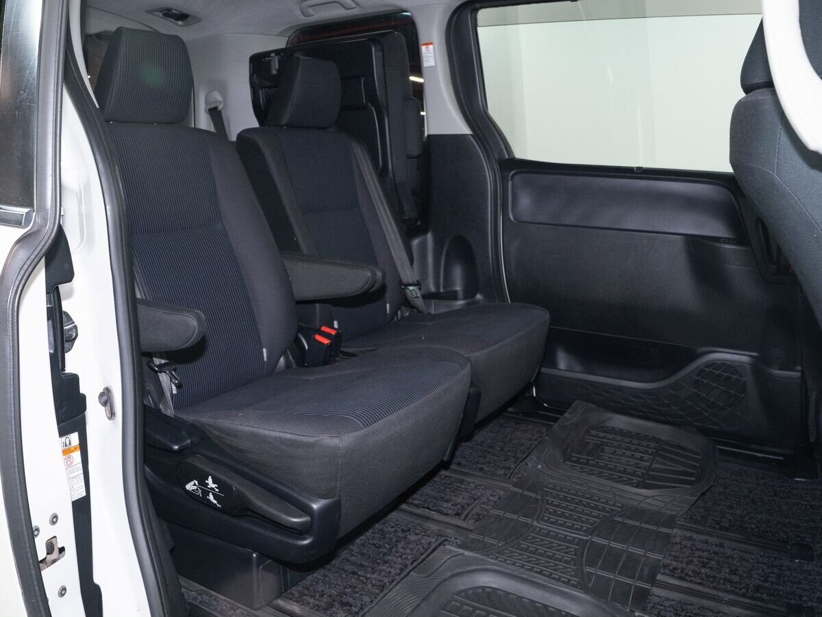 Toyota Voxy 2014 - фото автомобиля