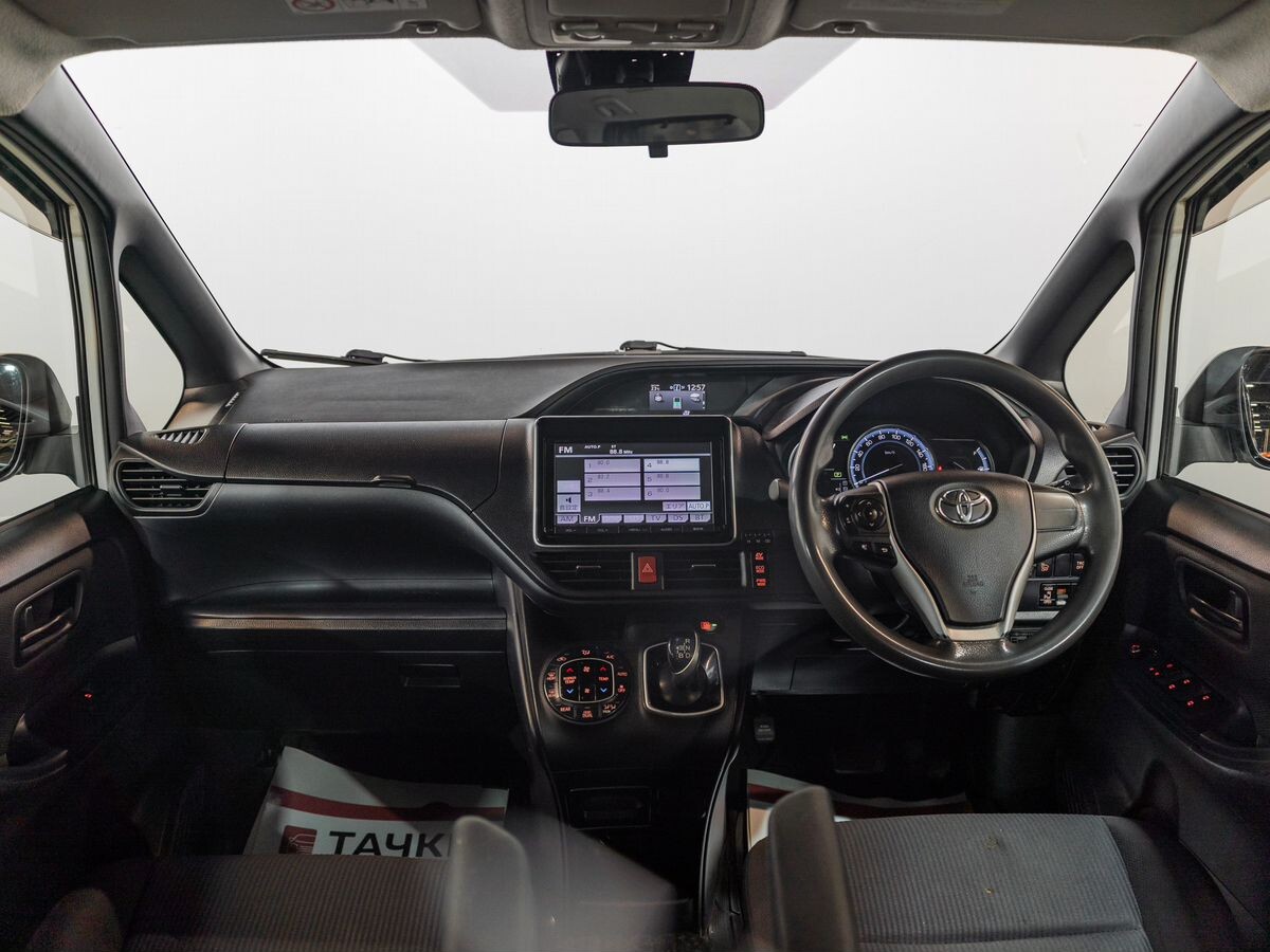 Toyota Voxy 2014 - фото автомобиля