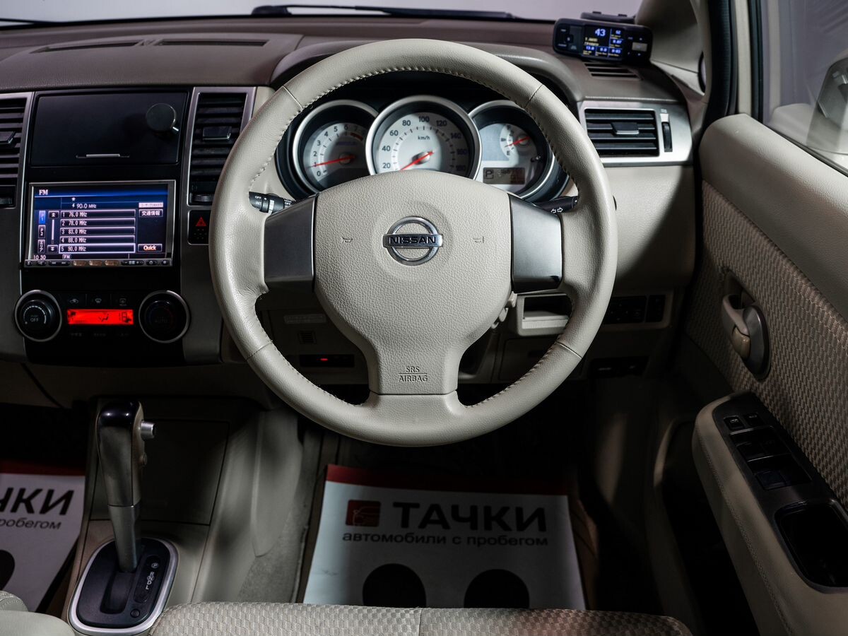 Nissan Tiida 2010 - фото автомобиля