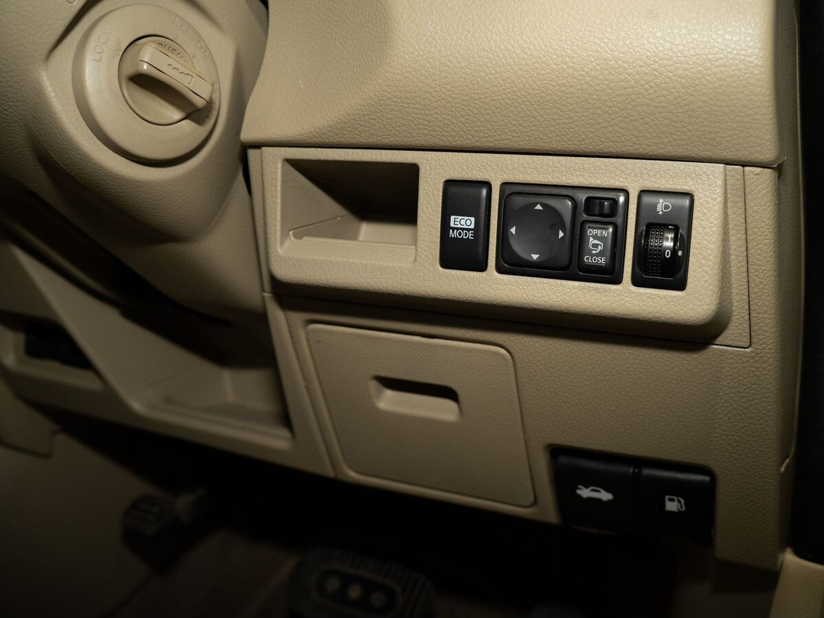 Nissan Tiida 2010 - фото автомобиля